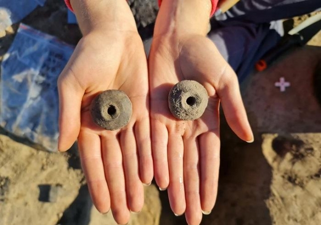 odkrycia w grobach w Ostrowitem