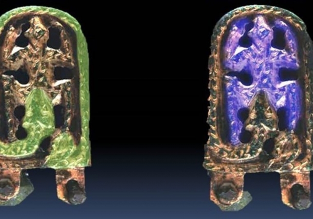 klamra z brazu przedstawiajaca weza pozerajacego zabe