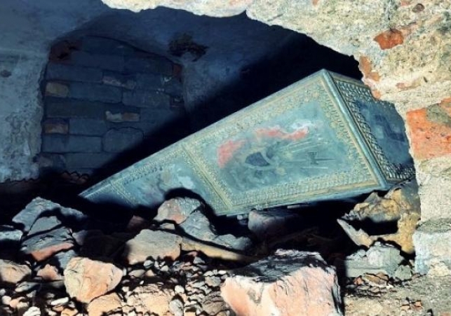 krypta z sarkofagiem