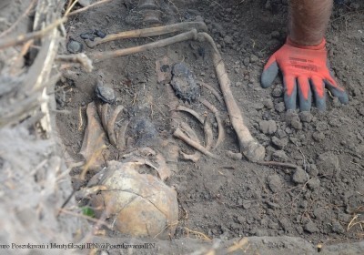 odkryto szczatki policjantow