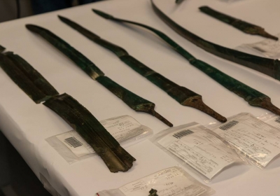 poszukiwacze skarbow odkrywaja skarb